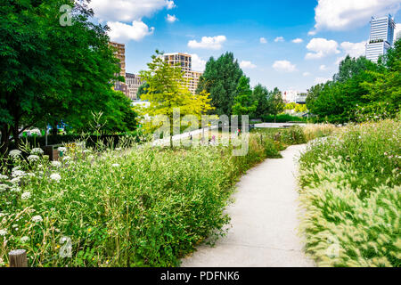 Parc Clichy Batignolles, également connu sous le nom de parc Martin Luther King est l'un des nouveaux parcs urbains à Paris, France. Banque D'Images