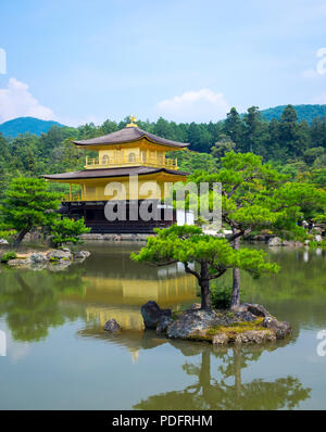 Le Kinkaku-ji (également connu sous le nom de Kinkakuji ou Rokuon-ji), le Temple du pavillon d'or, célèbre temple bouddhiste Zen est situé à Kyoto, au Japon. Banque D'Images