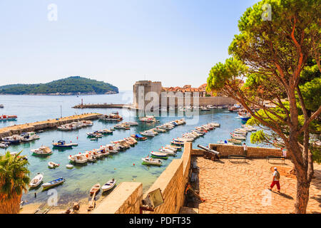 Entrée de la célèbre Vieux Port, murs de la vieille ville et bateaux amarrés et l'île de Lokrum, Dalamtian Dubrovik, littoral, le sud de la Croatie, en été Banque D'Images