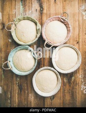 Pour la cuisson du pain au levain en paniers, composition verticale Banque D'Images