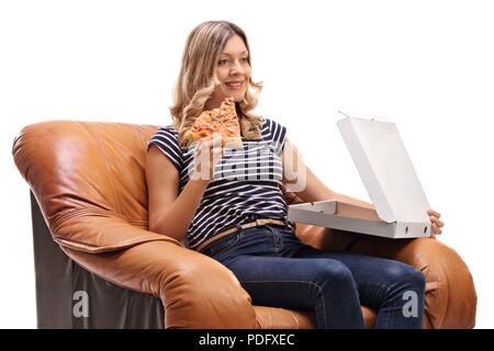 Jeune femme assise dans un fauteuil d'une tranche de pizza isolé sur fond blanc Banque D'Images