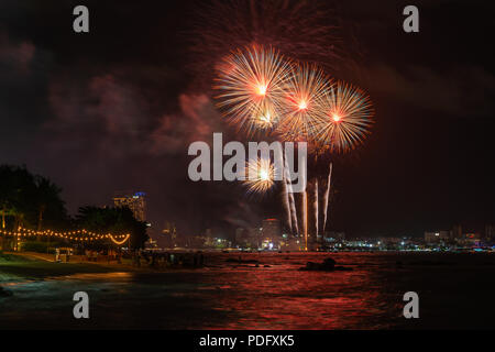 Chonburi, Thaïlande - 9 juin 2018 : festival annuel d'artifice magnifique pour promouvoir le tourisme sur la baie de la ville de Pattaya à Chonburi, Thaïlande Banque D'Images