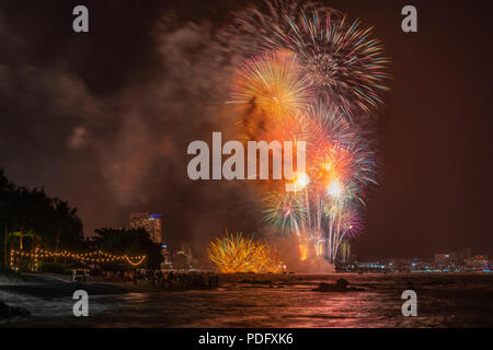 Chonburi, Thaïlande - 9 juin 2018 : festival annuel d'artifice magnifique pour promouvoir le tourisme sur la baie de la ville de Pattaya à Chonburi, Thaïlande Banque D'Images