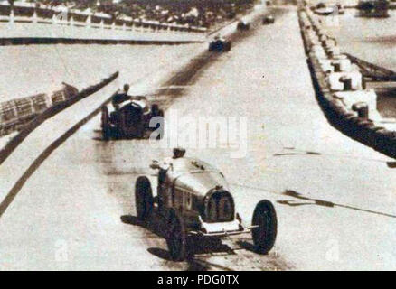 144 Grand Prix de Monaco 1933, Varzi devant Nuvolari le long du port Banque D'Images