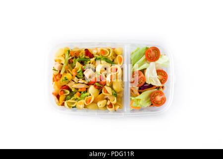 Boîte à lunch avec des aliments prêts à manger. Salade de pâtes alimentaires isolé sur fond blanc. Vue d'en haut Banque D'Images