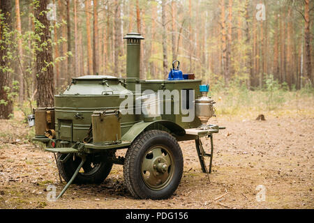 La Seconde Guerre mondiale soviétique russe cuisine de campagne en forêt. La DEUXIÈME GUERRE MONDIALE, de l'équipement de l'Armée Rouge. Cuisine Mobile, de cantines mobiles ou camion alimentaire. L'inscription sur le côté- Banque D'Images