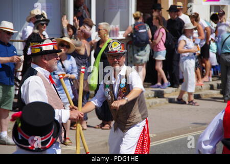 Morris Dancers à Sidmouth Folk Festival sous le soleil d'été. L'est du Devon, Royaume-Uni. Banque D'Images