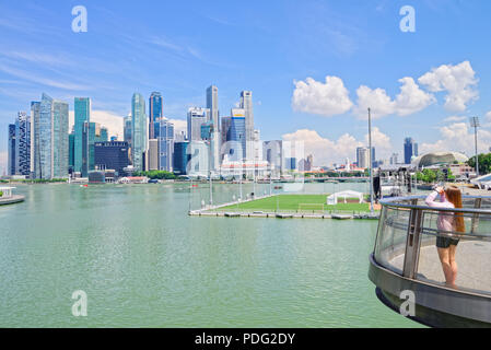 Singapour, vue sur le CBD de plein skyscrappers de l'Helix Bridge, surplombant et sur la Marina Bay. Banque D'Images