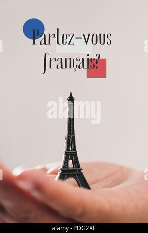 Une miniature de la Tour Eiffel sur la main d'un jeune homme et la question parlez-vous francaise, parlez-vous français ? Rédigé en français, à l'encontre d'une Banque D'Images