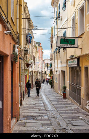 Sassari,Italie,12-avril-2018:personnes marchant dans une rue typiquement italienne dans la région de Sassari sassari,est l'une des plus grandes villes dans l'ouest de la Sardaigne Banque D'Images