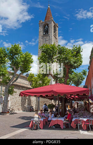 Restaurant an der Kirche San Severo à Bardolino, Gardasee, Provinz Verona, Lombardie, Italie | Restaurant à l'église de San Severo, Bardolino, provi Banque D'Images