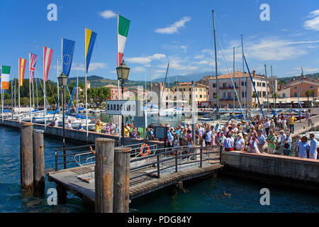 Les touristes en attente de bateau d'excursion à l'embarcadère de Bardolino, Vérone, le lac de Garde, Lombardie, Italie Banque D'Images