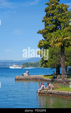 Enfants à proximité du lac Garda, Punta San Vigilio, province de Vérone, Lac de Garde, Italie Banque D'Images