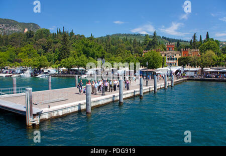 Pier à Villa Albertini, palais du 16. siècle, architecture néo-classique, Garda, Vérone, le lac de Garde, Italie Banque D'Images