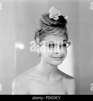 1960 verres. Une jeune femme dans les verres et les arcs janvier 1961. Nom Monica Flodqvist Modèles Banque D'Images