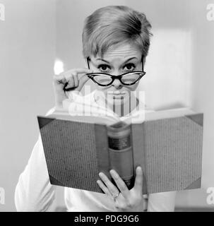 1960 verres. Une jeune femme dans les verres et les arcs janvier 1961. Nom Monica Flodqvist Modèles Banque D'Images