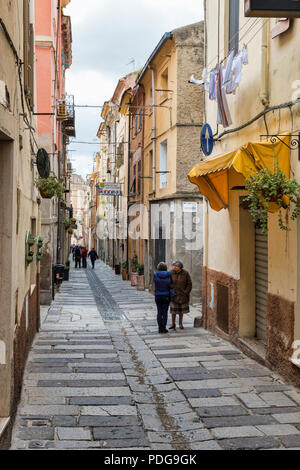 Sassari,Italie,12-avril-2018:personnes marchant dans une rue typiquement italienne dans la région de Sassari sassari,est l'une des plus grandes villes dans l'ouest de la Sardaigne Banque D'Images