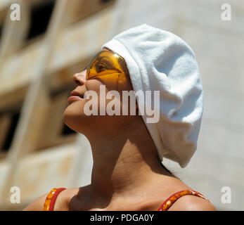 1960 verres. De l'été 69. La jeune femme fashion modèle porte cette années de modèle de lunettes de soleil et accessoires. Référence de l'annonce25-11 1969 Banque D'Images