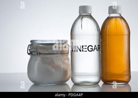 Nettoyants naturels respectueux de l'environnement. Le vinaigre, le bicarbonate de soude sur fond blanc. Nettoyage vert fait maison. Banque D'Images