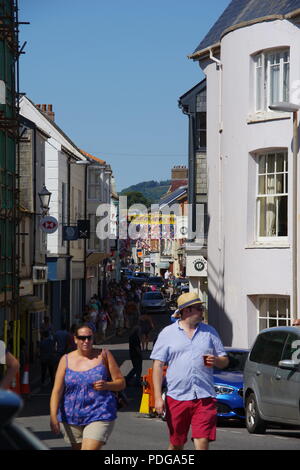 Excursionnistes sur l'animée rue Haute Sidmouth Folk Festival à l'été. L'est du Devon, Royaume-Uni. Août, 2018. Banque D'Images