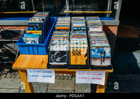 Munich, Allemagne - le 28 juillet 2018 : stand CD avec de vieux CD les disques utilisés pour la vente à un des passants à Munich, Allemagne Banque D'Images