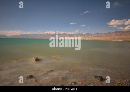 Les belles couleurs de Karakul Lac sur la route du Pamir, Haut-badakhchan, au Tadjikistan. Banque D'Images