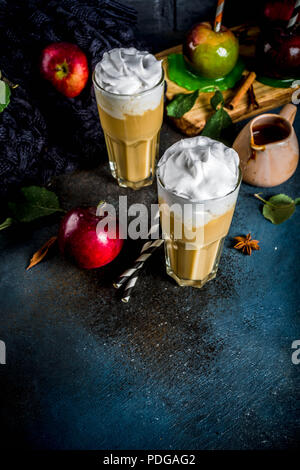 Caramel épicé Apple ou apple pie smoothie, cocktail de fruits d'automne organique avec la crème fouettée, sur un fond sombre, avec les pommes, les feuilles, la sauce au caramel Banque D'Images