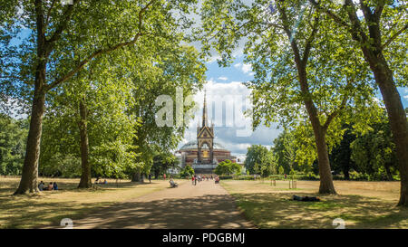 Le mémorial Albert de style gothique de renaissance dans les jardins de Kensington avec le Royal Albert (concert) Hall derrière, South Kensington, Londres, Angleterre. Banque D'Images