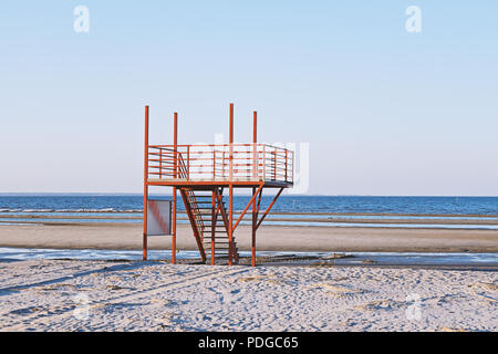 Vue sur plage de sable fin avec vide rouge lifeguard station tour moderne sur fond de ciel bleu dans la plage de Parnu, Estonie Banque D'Images