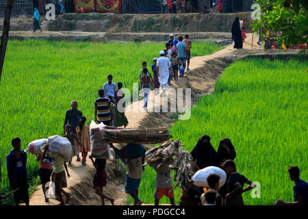 Réfugiés rohingyas traverser une route boueuse à l'extérieur du camp de réfugiés d'Balukhali. Cox's Bazar, Bangladesh Banque D'Images