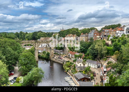 À la descente du fleuve Nidd à la ville de Knaresborough dans Yorkshire Angleterre Banque D'Images