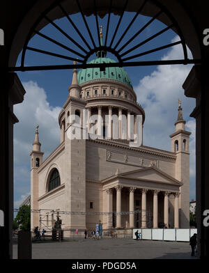 1830-35 1843-48 Erbaut, Kuppel, gesehen durch das Fortunaportal des Stadtschlosses Banque D'Images