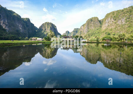 L'eau calcaire et de belles réflexions dans Rammang Rammang Park près de Makassar, au sud de Sulawesi, Indonésie Banque D'Images