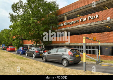 Les voitures d'attente afin de saisir le St David's shoppers parking dans le centre-ville de Swansea Banque D'Images