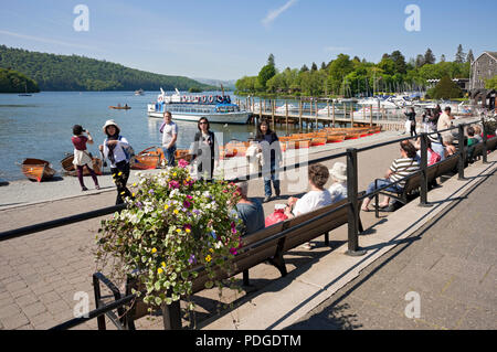 Gens touristes visiteurs au bord du lac en été Bowness sur Windermere Lake District National Park Cumbria Angleterre Royaume-Uni GB Grande-Bretagne Banque D'Images