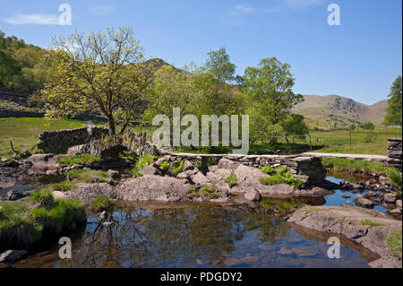 Slaters Bridge en été Little Langdale Lake District National Park Cumbria Angleterre Royaume-Uni Grande-Bretagne Banque D'Images