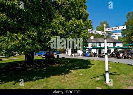 Le Britannia Inn village pub en été Elterwater Langdale Lake District National Park Cumbria Angleterre Royaume-Uni Grande-Bretagne Banque D'Images