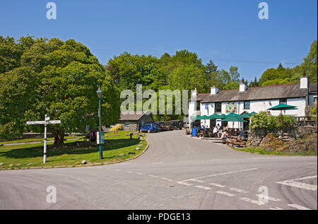 Le Britannia Inn village pub en été Elterwater Lake District National Park Cumbria Angleterre Royaume-Uni Grande-Bretagne Banque D'Images