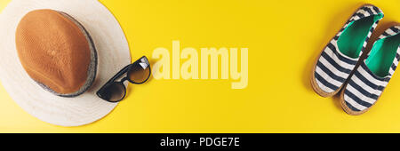 Tenue d'été accessoires sur fond jaune avec copie espace. Vue de dessus Banque D'Images