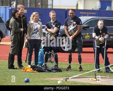 Le prince Harry et Mme Meghan Markle comme ils vont à l'équipe britannique Invictus Games procès tenus à l'Université de Bath dans le Somerset Village d'entraînement sportif. Banque D'Images