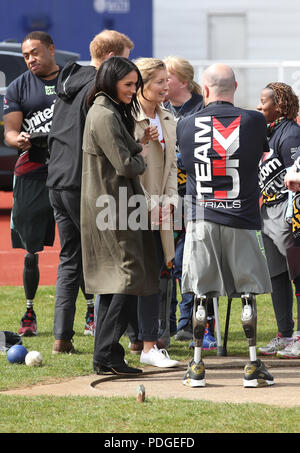 Le prince Harry et Mme Meghan Markle comme ils vont à l'équipe britannique Invictus Games procès tenus à l'Université de Bath dans le Somerset Village d'entraînement sportif. Banque D'Images