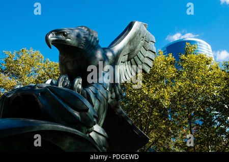 Aigle de Bronze au mémorial de la côte Est, la batterie, New York City Banque D'Images