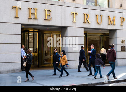 Les personnes qui s'y passé le Trump Building, 40 Wall Street, Manhattan, New York, USA Banque D'Images