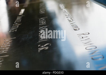 Réflexions sur un bord de la 9/11 memorial 2 Banque D'Images