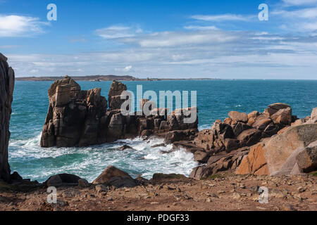 Le rocher connu sous le nom de la Présidente, Peninnis Head, Saint Mary's, Îles Scilly, UK, avec Sainte Agnès et Gugh à St Mary's Sound Banque D'Images