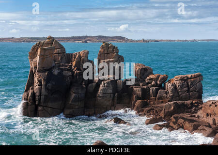 Le rocher connu sous le nom de la Présidente, Peninnis Head, Saint Mary's, Îles Scilly, UK, avec Sainte Agnès et Gugh à St Mary's Sound Banque D'Images