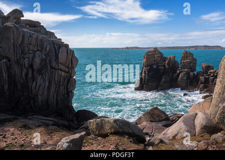 Le rocher connu sous le nom de la Présidente, Peninnis Head, Saint Mary's, Îles Scilly, UK, avec Sainte Agnès et Gugh à St Mary's Sound Banque D'Images