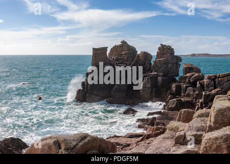 Le rocher connu sous le nom de la Présidente, Peninnis Head, Saint Mary's, Îles Scilly, UK, avec l'ensemble de la garnison au-delà de Porthcressa Banque D'Images