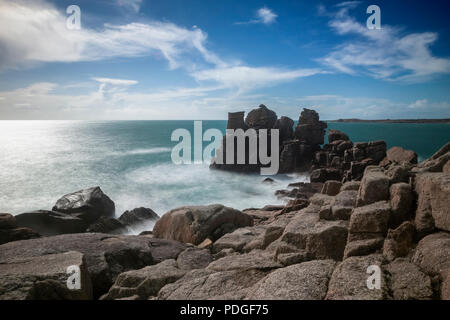 La formation rocheuse connue sous le nom de la chaise, Peninnis Head, St. Mary's, Isles of Scilly, UK: LE FILTRE ND donne un effet flou à la mer et au ciel Banque D'Images