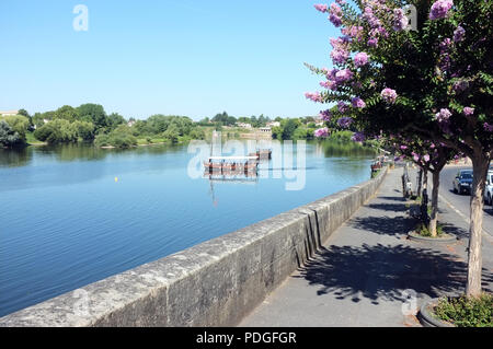 Un bateau de la rivière traverse la rivière Dordogne dans la ville de Bergerac, sud ouest de la France dans le bain d'août de 2018. Banque D'Images